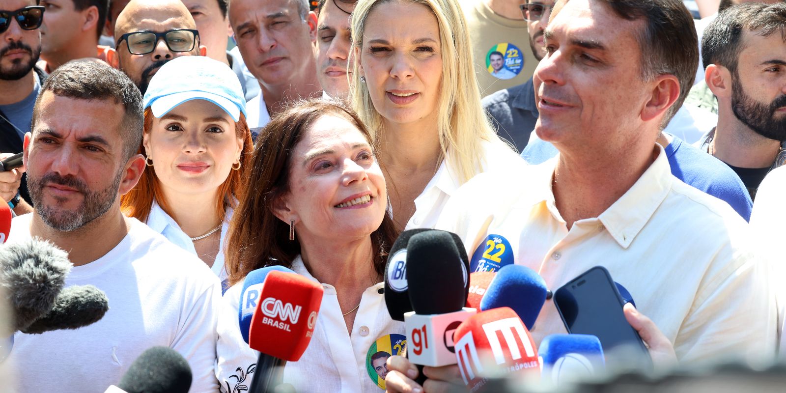 Flávio Bolsonaro diz que vai manter Bolsa Família e Farmácia Popular