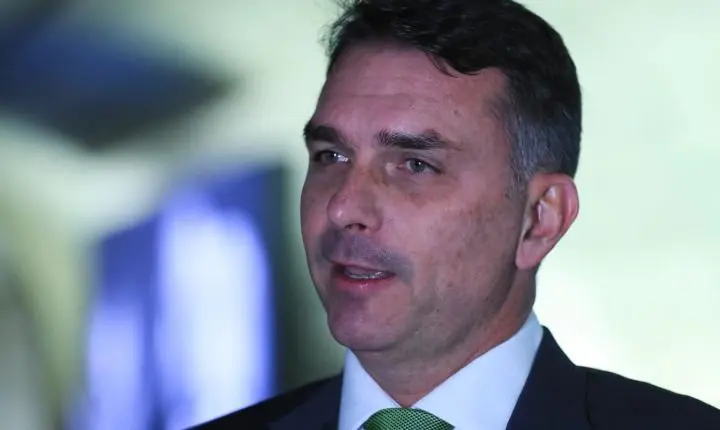 Deputados pedem investigação sobre relação entre Vorcaro e Flávio 