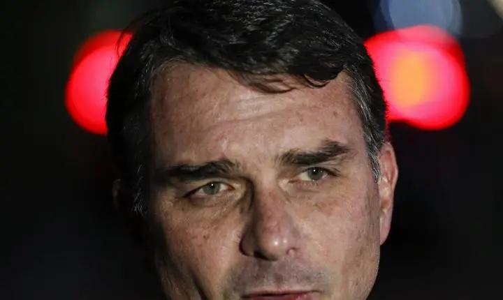 Flávio Bolsonaro admite cobrança a Vorcaro, mas nega crime