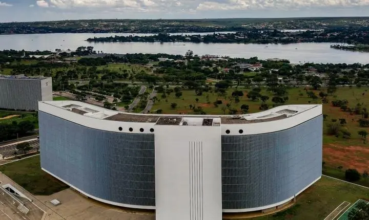 TSE determina isonomia após IA da Meta barrar imagens de Lula